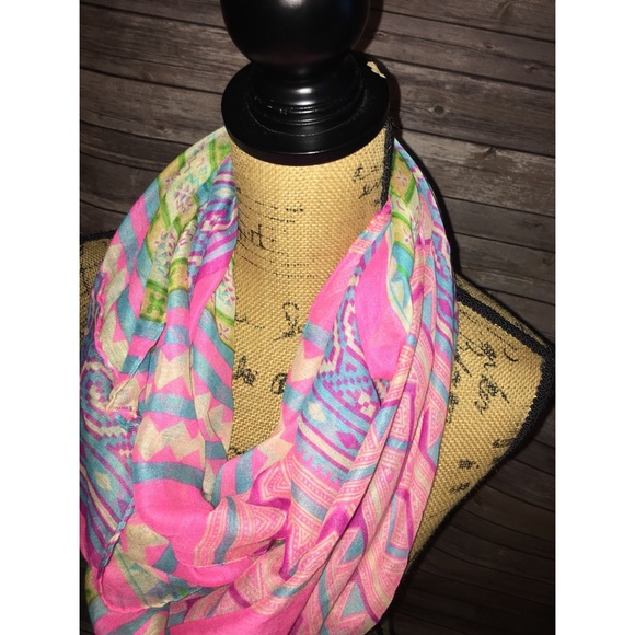 🧣Pink Loop Scarf - Picture 4 of 4